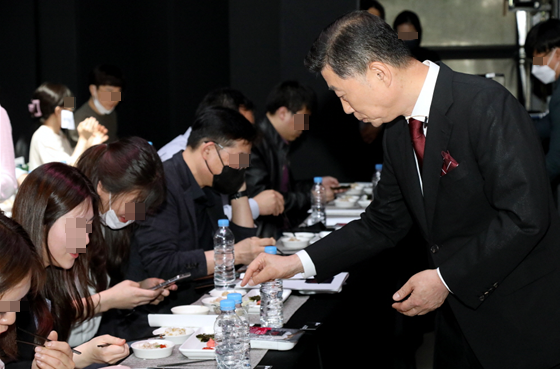 즉석밥과 요리들의 궁합을 설명하고 있는 김홍국 하림그룹 회장. 사진=하림그룹