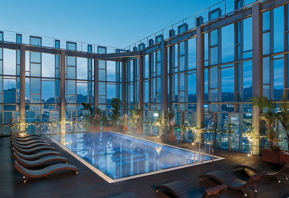 노보텔 앰배서더 서울 동대문 호텔&레지던스가 '파노라믹 뷰'를 자랑하는 '루프톱 야외 수영장'을 운영한다. 사진=노보텔 앰배서더 서울 동대문 호텔&레지던스