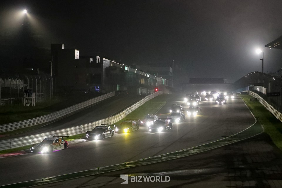 2021년 슈퍼레이스 나이트레이스 슈퍼6000 클래스 결승전 스타트 장면. 사진=손진석 기자