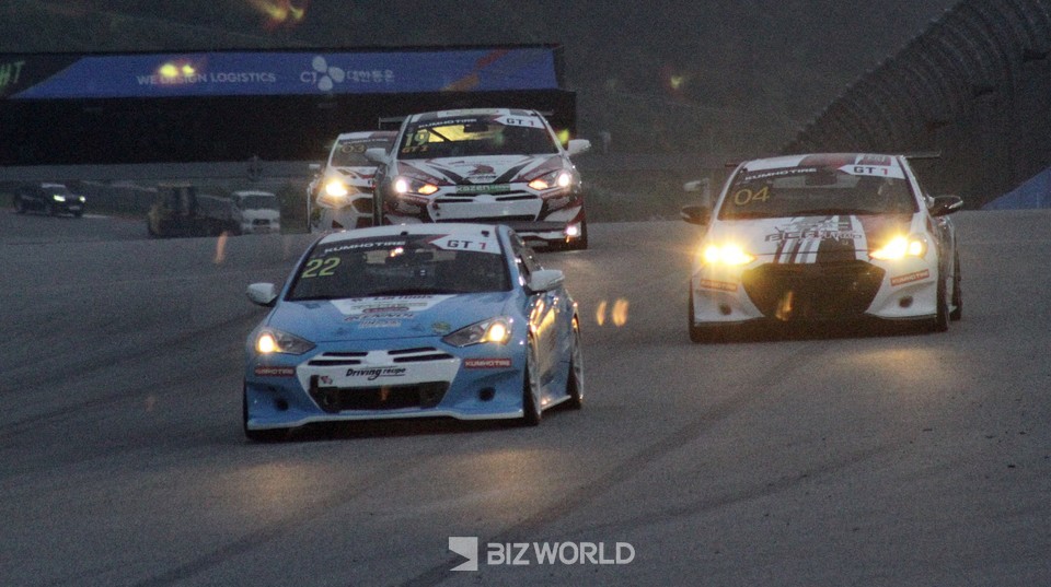 2021년 슈퍼레이스 나이트 레이스 GT1 클래스 선수들이 결승전에서 순위 다툼을 하고 있다. 사진=손진석 기자