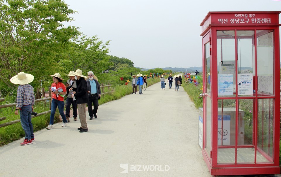 관광객들이 성당포구 마을에 조성된 바람개비길을 걷고 있다. 사진=손진석 기자