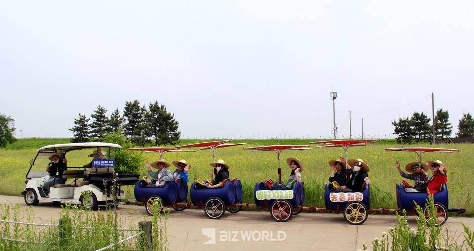 깡통열차를 타고 용안생태습지공원을 둘러보고 있는 관광객들. 사진=손진석 기자
