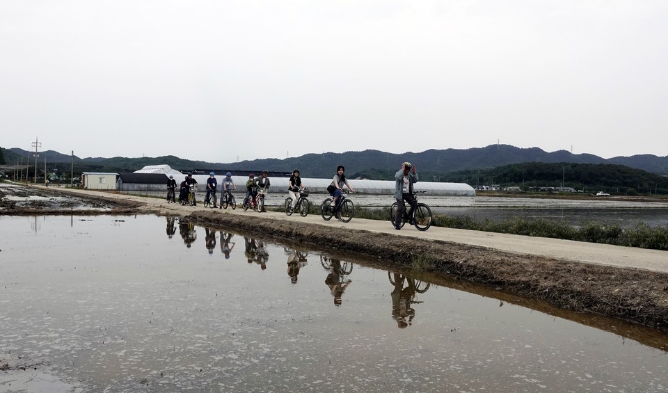 관광객들이 산들강웅포마을에서 자전거를 타고 금강 자전거길로 가고 있다. 사진=하성인 작가