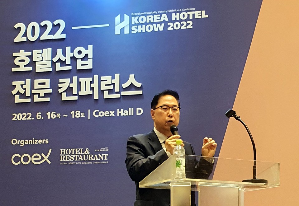 진홍석 회장이 2022 호텔산업 전문 컨퍼런스에서 주제발표를 하고 있다. 사진=사단법인 한국마이스융합리더스포럼