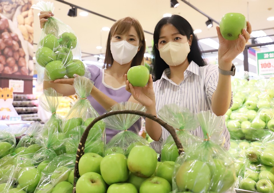 롯데마트 서울역점에서 모델들이 '썸머킹 사과'를 홍보하고 있다. 사진=롯데마트