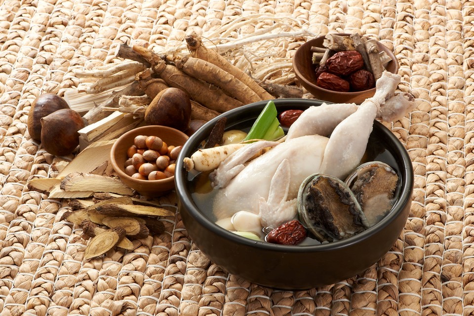 롯데마트가 오는 20일까지 ‘우리가족 보양식 한끼밥상’을 테마로 완도 전복을 비롯해 동물복지 닭고기 등 대표 보양 수·축산물 할인 행사를 벌인다고 18일 밝혔다. 사진=롯데마트