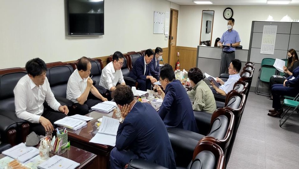 도시안전건설위원회 소속 의원들이 제11대 전반기 출발 첫날부터 현장에서 의견을 청취하고 있다. 사진=서울시의회