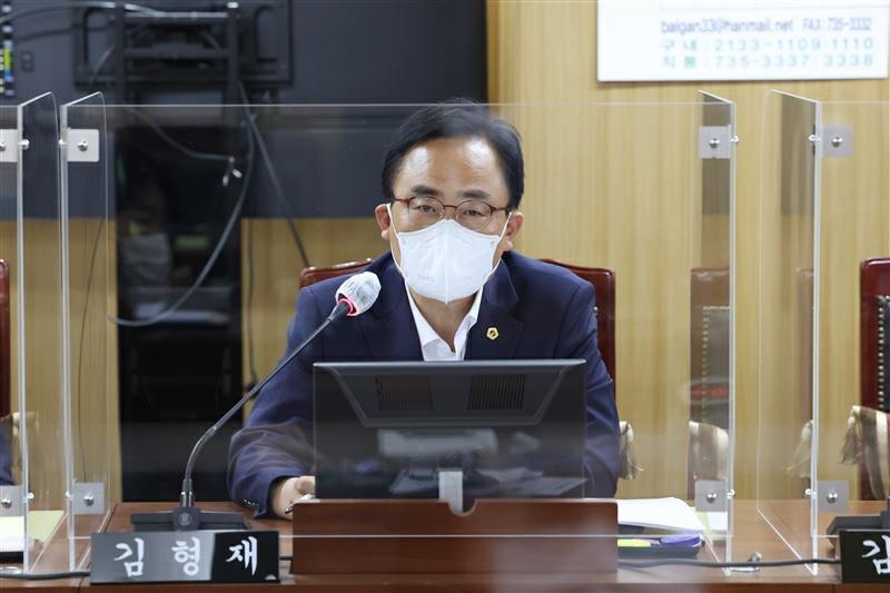 김형재 시의원 경사지 도로 인도 맨홀 낙상사고 개선대책에 대해 질의하고 있다. 사진=서울시의회