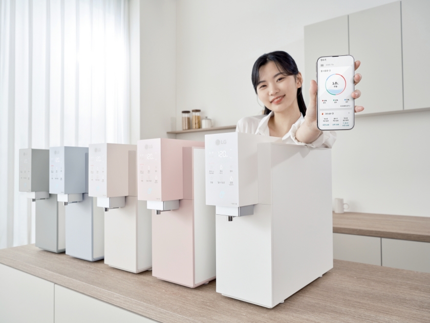 LG전자가 고객의 편성을 높이기 위해 음성인직 기능을 탑재한 정수기 '퓨리케어 오브제컬렉션 정수기'를 출시했다. 사진=LG전자