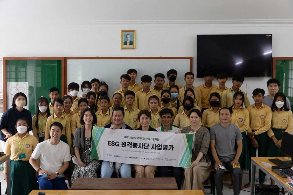 한국국제개발협력센터가 기쁜나눔재단과 함께 캄보디아 취약 계층 청소년의 교육을 위한 디지털 기기를 전달했다. 사진=한국국제개발협력센터 