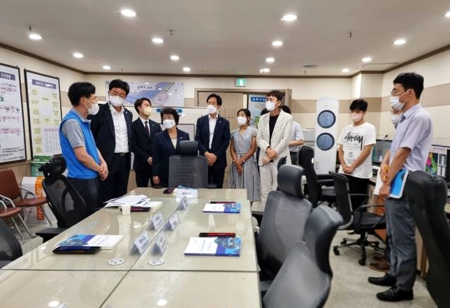 서울시의회 남창진 부의장(왼쪽 다섯번째)이 송파구 수해대책상황실에서 관내 피해 상황을 점검하기위해  긴급 방문했다. 사진=서울시의회