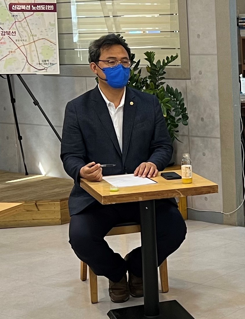 이상훈 서울시의원이 강북구 ‘대중교통 환경개선’을 위한 현장 간담회에서 발언하고 있다. 사진=서울시의회