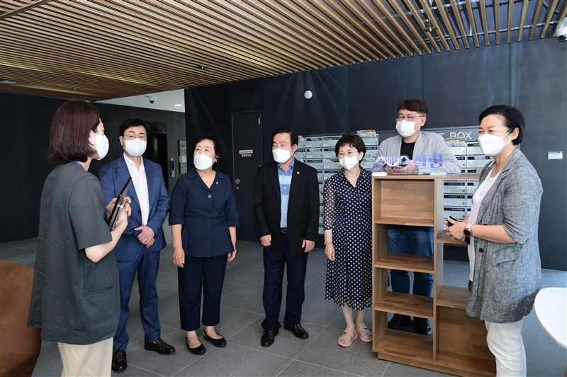 이민옥 시의원(오른쪽 첫번째)와 왕정순 시의원(오른쪽세번째) 등 서울시의회 기획경제위원회 의원들이 소관 시설을 방문해 현장 점검을 하고 있다. 사진=서울시의회