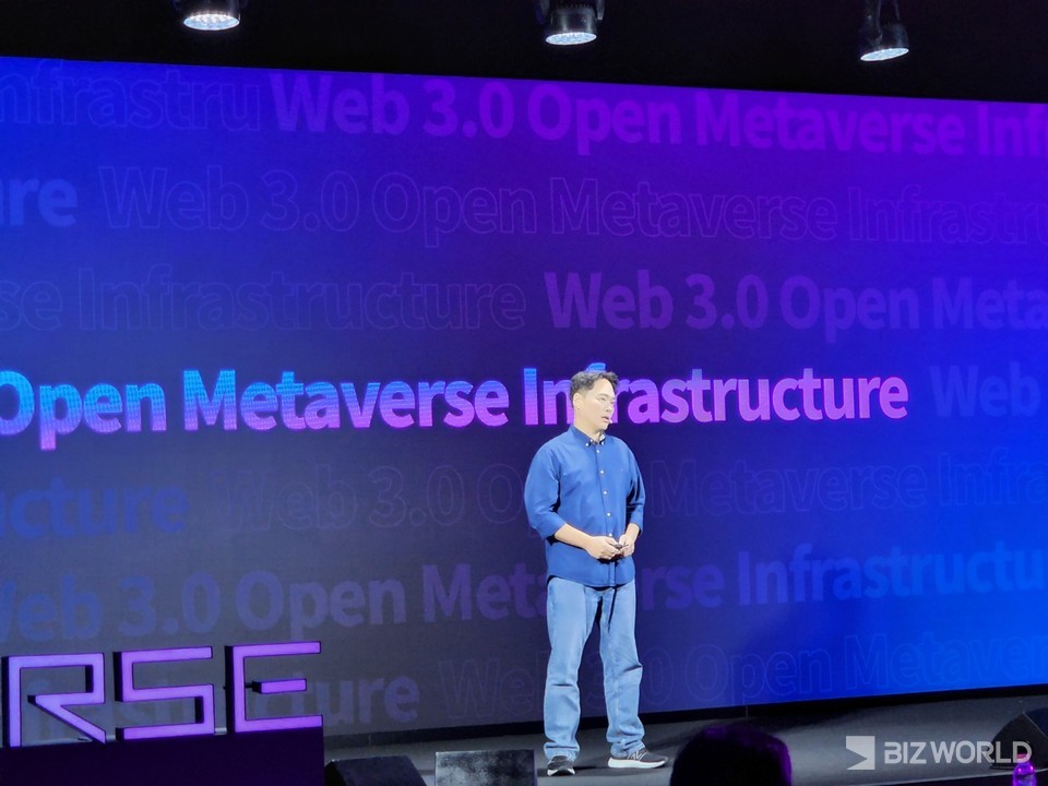 이경일 컴투버스 대표가 25일 열린 '미디어 데이'에서 메타비서 사업 및 개발 로드맵을 발표하고 있다. 사진=황재용 기자