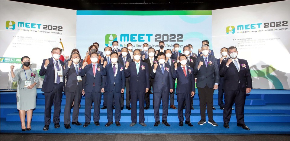 H2 MEET 2022 개막식에서 참석자들이 기념사진을 촬영하고 있다. 사진=H2 MEET 조직위