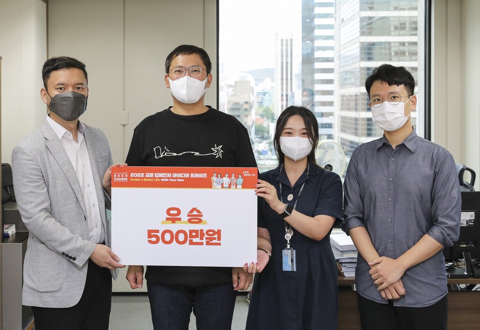 장동하 교원그룹 기획조정실장(왼쪽 두 번째)과 ‘딥체인지 아이디어 프라이즈’ 2기에서 최종 우승을 차지한 사내 스타트업팀이 기념촬영을 하고 있다. 사진=교원그룹