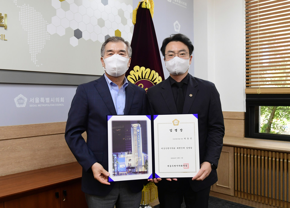 김현기 서울시의회 의장(왼쪽)이 박유진 시의원을 시의회 대변인으로 임명했다. 사진=서울시의회