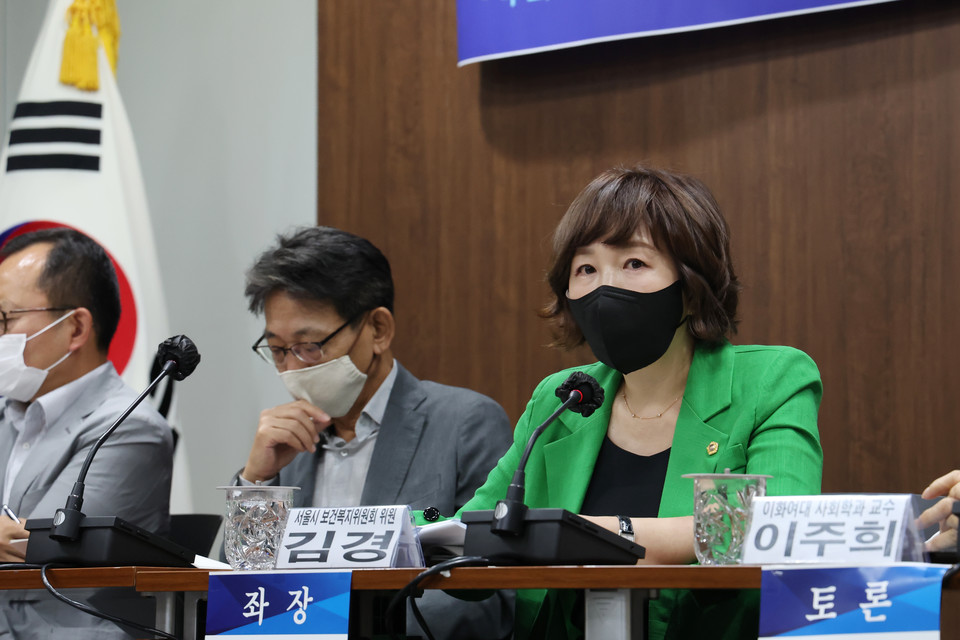 김경 시의원(오른쪽 첫번째)이 토론회에서 발언하고 있다. 사진=서울시의회