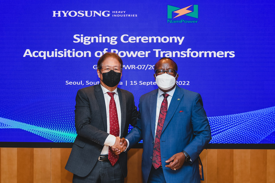 효성중공업 요코타 타케시 대표(왼쪽)과 하우루푸 나미비아 전력청장이 계약 기념 사진을 찍고 있다. 사진=효성중공업