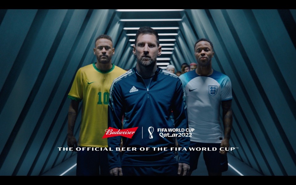 버드와이저가 월드컵 글로벌 캠페인 '더 월드 이스 유어스 투 테이크'를 시작한다. 사진=오비맥주