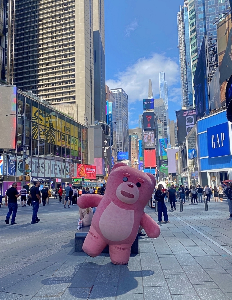 지난 20일(현지시간) ‘벨리곰’이 뉴욕 타임스퀘어 앞에서 현지인을 대상으로 깜짝 카메라 이벤트를 진행했다. 사진=롯데홈쇼핑
