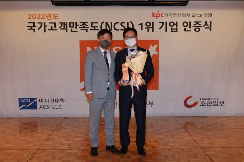 박윤기 롯데칠성음료 대표(오른쪽)가 국가고객만족도 1위 기업 시상식에서 인증패를 받고 기념촬영을 하고 있다. 사진=롯데칠성음료