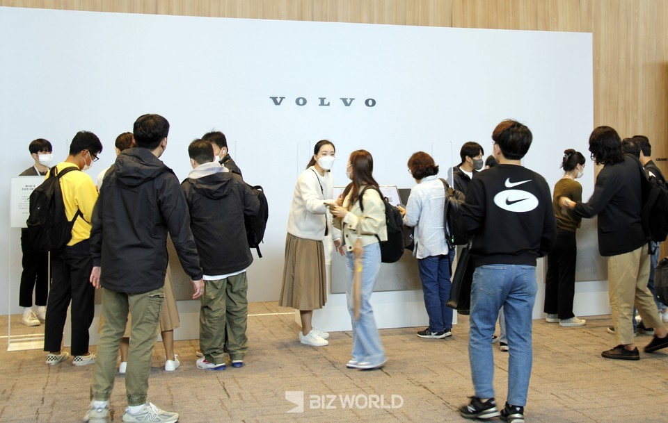 속초 롯데리조트에 마련된 행사장에 도착한 기자들이 행사참가 등록을 하고 있다. 사진=손진석 기자