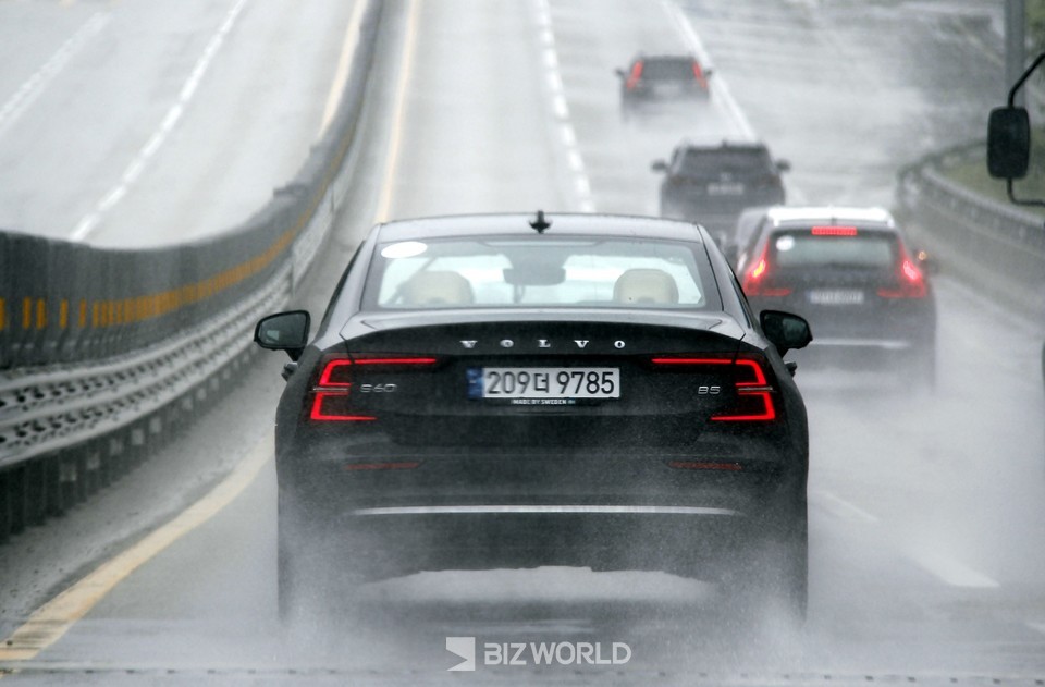 빗속을 달리고 있는 볼보차량들. 사진=손진석 기자