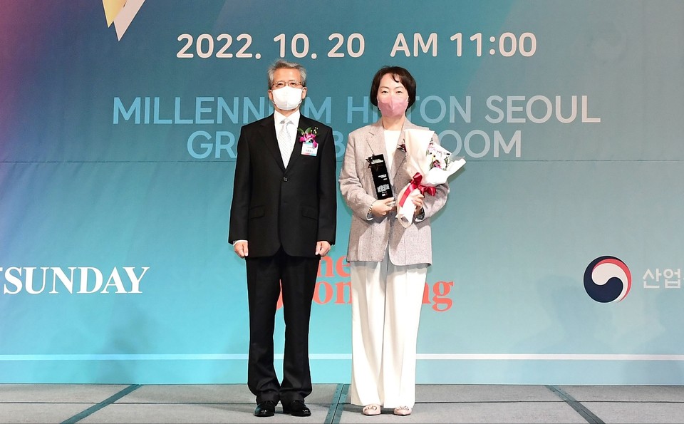 김기화 한국필립모리스 상무이사(오른쪽)가 20일 서울에서 열린 '2022 소비자의 선택 브랜드 대상' 시상식에서 기념촬영을 하고 있다. 사진=한국필립모리스