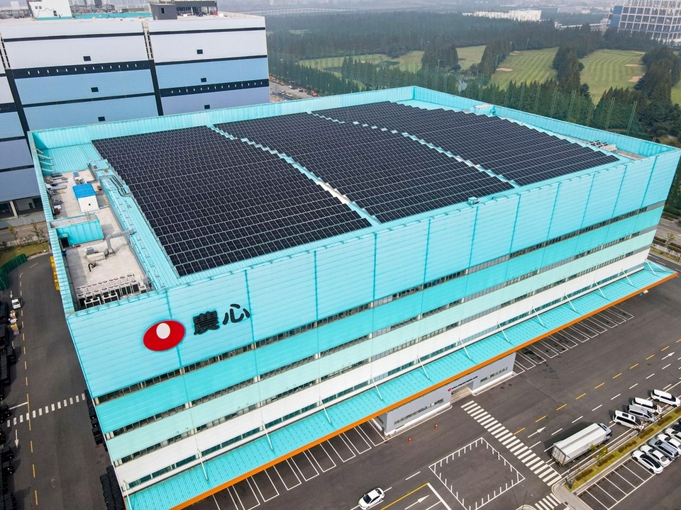 농심이 최근 수도권 물류거점인 인천복합물류센터(사진)에 태양광 발전설비를 설치해 운영에 들어갔다고 3일 밝혔다. 사진=농심