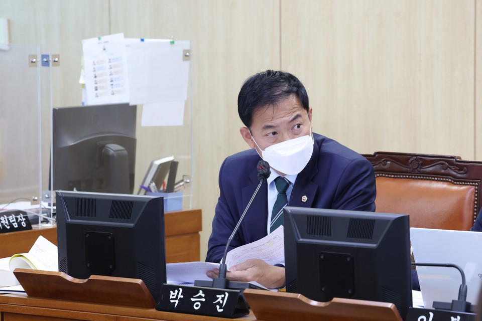 박승진 시의원이 행정감사에서 질의하고 있다. 사진=서울시의회