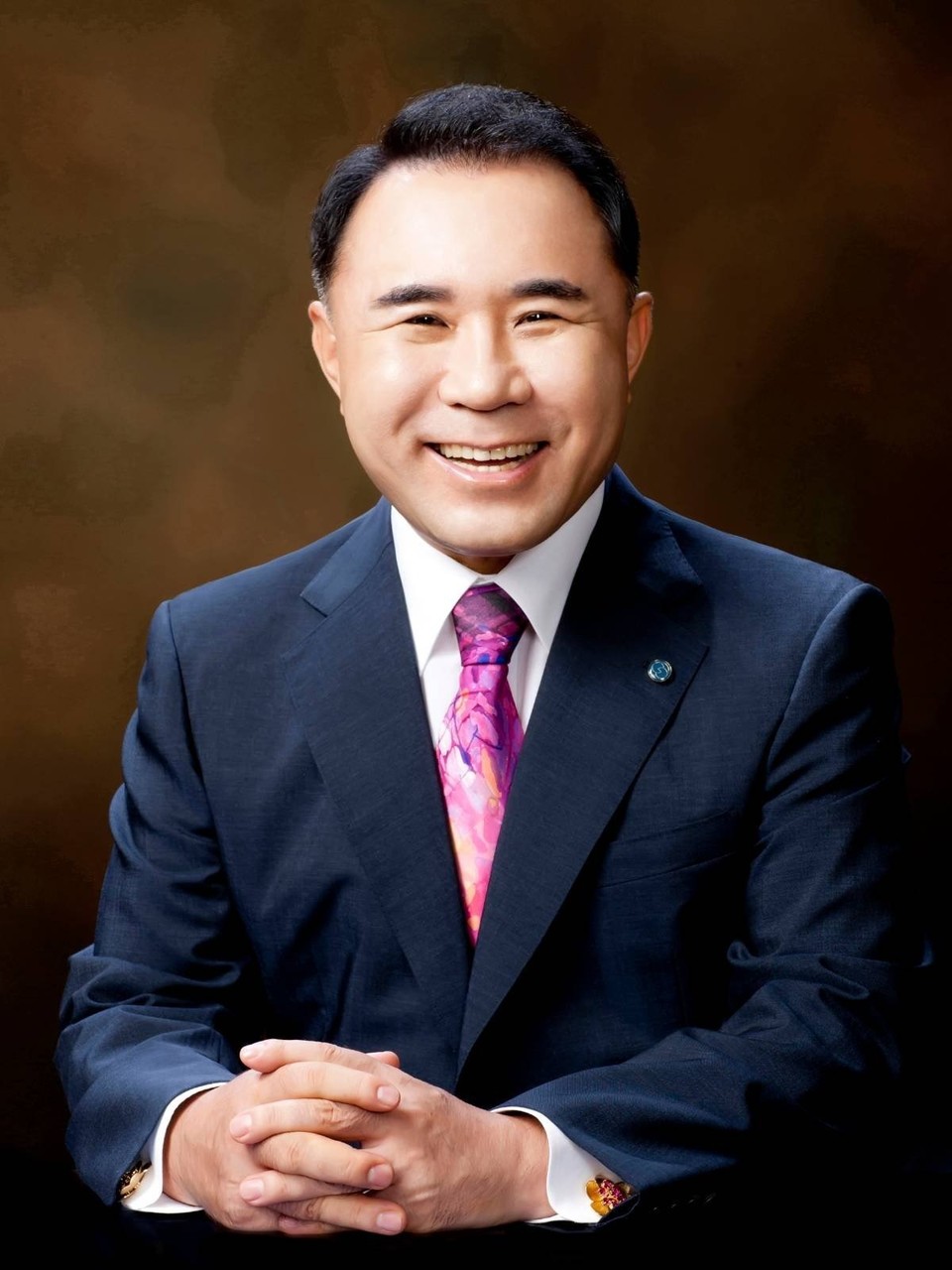 제너시스BBQ 그룹 윤홍근 회장. 사진=BBQ