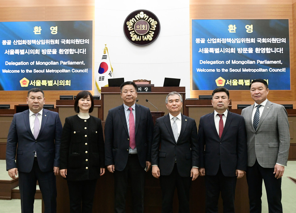 김현기 의장(오른쪽 세번째)이 서울시의회를 방문한 몽골대표단과 기념사진을 촬영하고 있다. 사진=서울시의회
