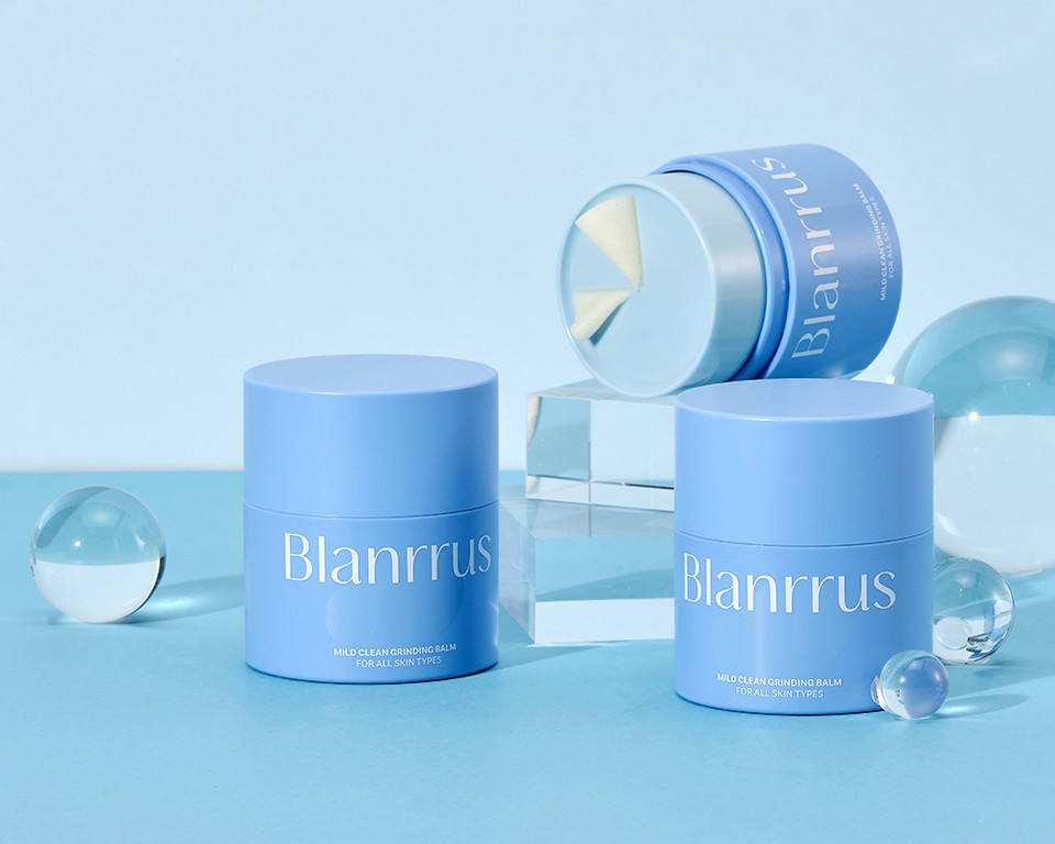 디렉터스컴퍼니가 더마 코스메틱 브랜드 '블랑루스'를 출시하며 첫 제품 '마일드 클린 그라인딩 밤'을 내놨다. 사진=디렉터스컴퍼니