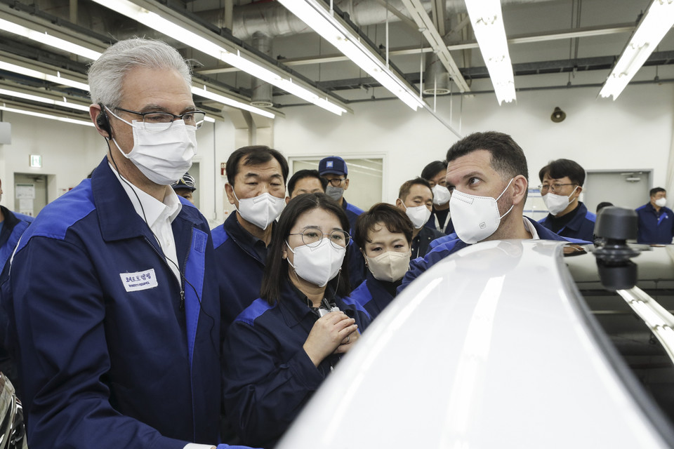 로베르토 렘펠 GM 한국사업장 사장이 창원공장을 방문해 차세대 글로벌 신제품 무결점 생산을 위한 막바지 점검을 하고 있다. 사진=한국GM