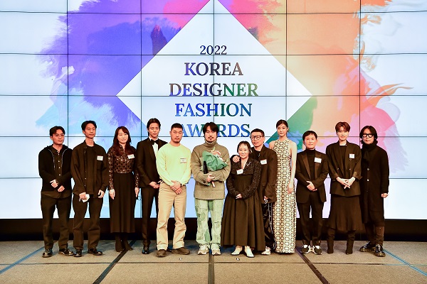 ㈔한국패션디자이너연합회(CFDK, 회장 명유석)는 지난 22일 JW 메리어트 동대문 스퀘어 서울에서 ‘2022 한국디자이너패션어워즈(2022 KOREA DESIGNER FASHION AWARDS)’를 개최했다고 24일 밝혔다. 사진=한국패션디자이너연합회