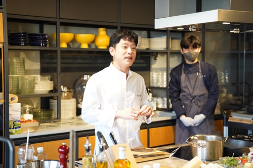 독일 쿡웨어 브랜드 '휘슬러코리아'는 지난 3일 현대카드 쿠킹라이브러리에서 자사 쿡웨어를 활용한 연말연시 홈파티를 위한 쿠킹 클래스를 진행했다고 6일 밝혔다. 사진=휘슬러코리아