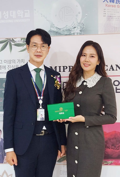 더미쁘는 창립 2주년을 맞아 기념행사와 신제품 론칭행사를 지난 9일 열었다고 13일 밝혔다. 행사 후 권오진 더미쁘 대표(왼쪽)와 김민정 아나운서가 기념촬영을 하고 있다. 사진=더미쁘