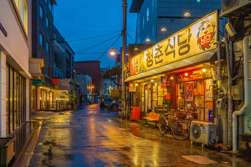 청파동에는 평범한 주택가 골목길 사이사이마다 숨겨진 맛집과 카페들이 있다. 사진=서울관광재단