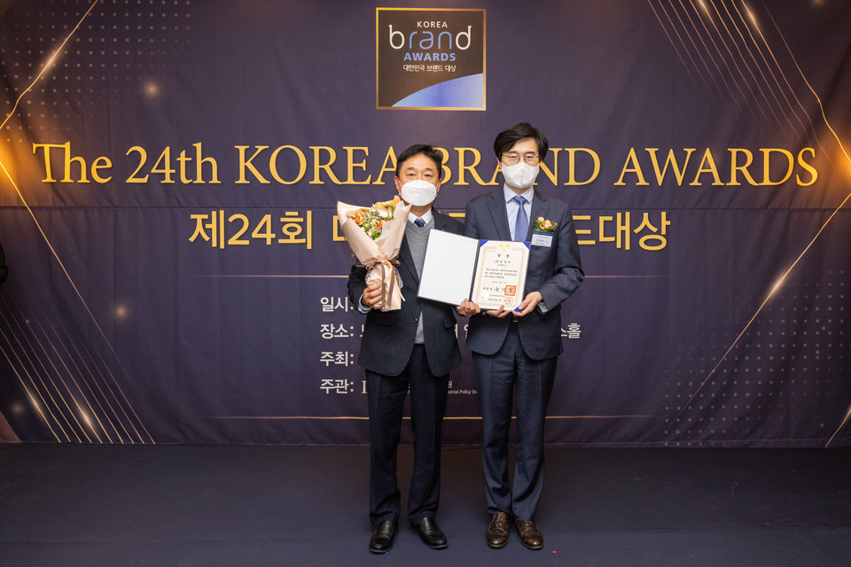 이정우 GC녹십자 CHC1유닛장(왼쪽), 이재석 산업통상자원부 과장이 15일 노보텔 앰배서더 강남에서 진행된 ‘제24회 대한민국 브랜드 대상’ 시상식 이후 기념촬영을 하고 있다. 사진=GC녹십자