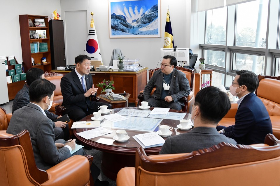 박환희 운영위원장이 조의섭 예산정책처장(오른쪽)을 만나 지방의회 발전을 부탁하고 있다. 사진=서울시의회