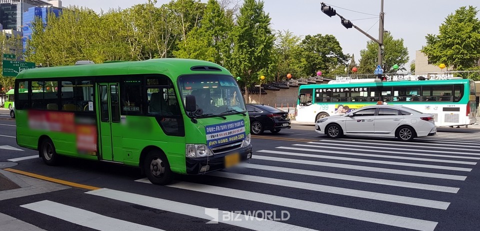서울시청 앞을 운행 중인 버스 모습. 사진=손진석 기자