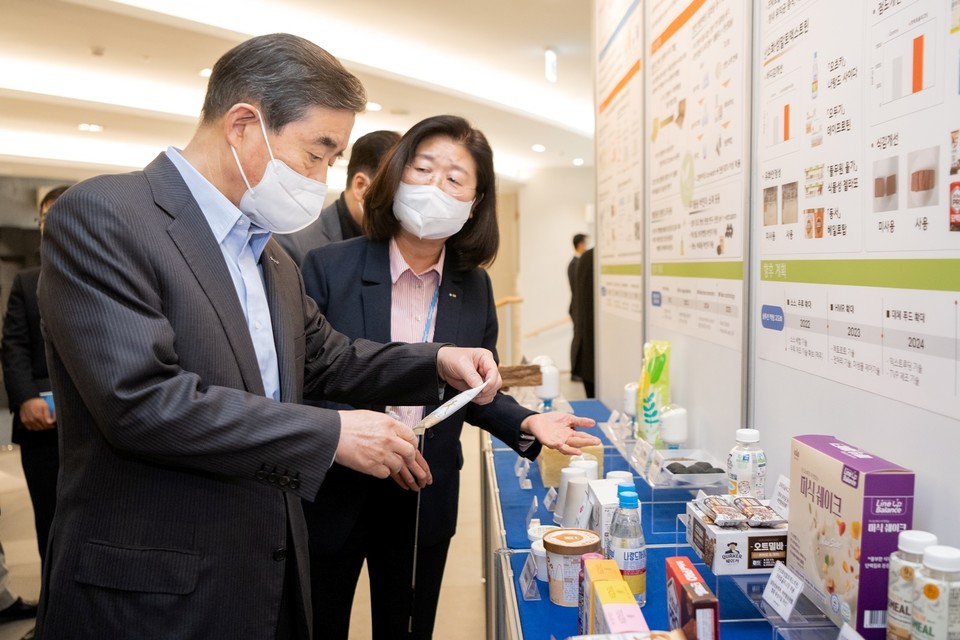 김윤 삼양홀딩스 회장이 '삼양 이노베이션 R&D페어'에서 R&D 전략 과제 전시를 살펴보고 있다. 사진=삼양그룹