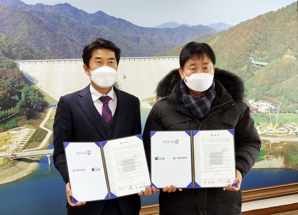 추한빈 쌍용자동차 경기강원지역본부장(왼쪽)과 최문순 화천군수가 2023 얼음나라화천 산천어 축제의 후원과 원활한 업무 진행을 위한 협력적 파트너십을 약속하는 협약식을 체결하고 기념촬영하고 있다. 사진=쌍용자동차