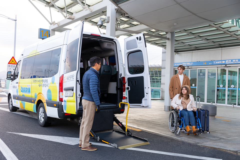 관광객이 인천공항에서 다누림 미니밴 픽업 차량을 탑승하고 있다. 사진=서울관광재단