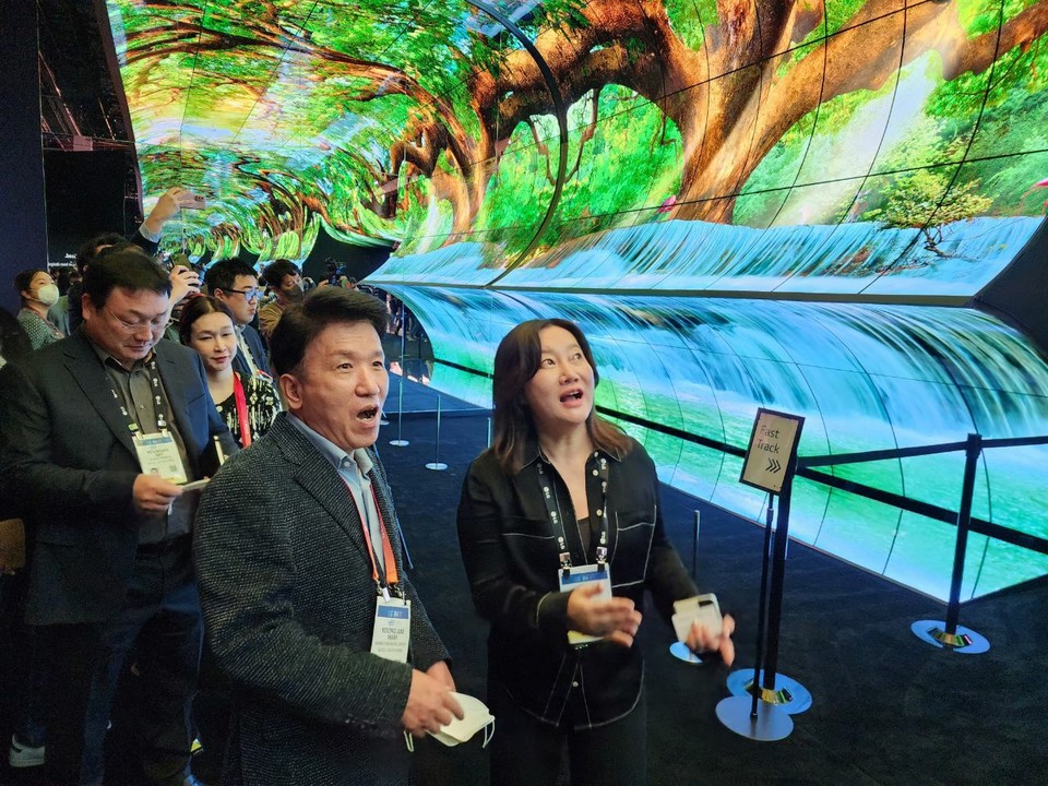 함영주 하나금융그룹 회장(오른쪽)이 지난 5일 미국 라스베이거스에서 열린 CES 2023에서 LG전자 부스 내 전시된 OLED 디스플레이를 관람하고 있다. 사진=하나금융그룹