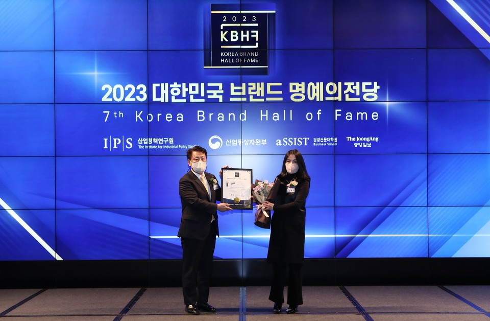 서혜연  오비맥주 마케팅 부사장(오른쪽)이 최근 열린 2023 대한민국 브랜드 명예의 전당 시상식에서 이성호 산업정책연구원 심사위원장으로부터 맥주 부문 1위 상을 받은 후 기념촬영을 하고 있다. 사진=오비맥주