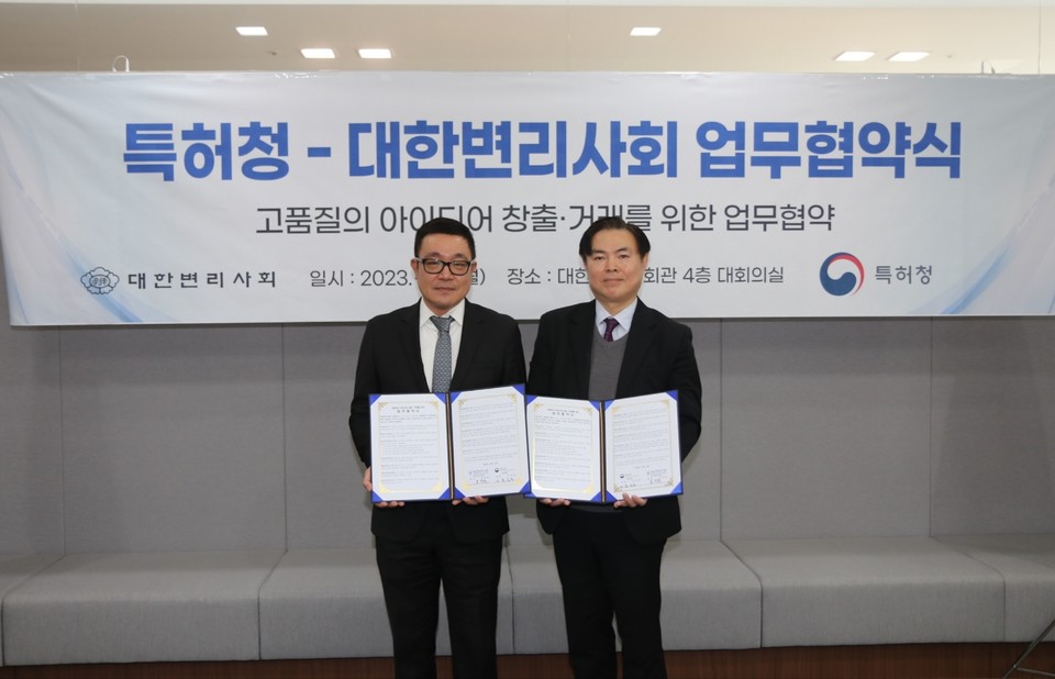 홍장원 대한변리사회 회장(왼쪽)이 16일 서울 서초구 변리사회 회관에서 목성호 특허청 산업재산정책국장과 '아이디어 자문단' 운영을 위한 업무협약(MOU) 체결 후 기념촬영을 하고 있다. 사진=대한변리사회