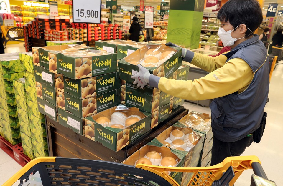 이마트가 '설날 온가족 먹거리' 행사를 열고 사과·배, 문어, 육전용 고기 등 제수용품부터 제철 수산물, 삼겹살·목심, 킹크랩까지 다양한 먹거리들을 최대 40% 할인 판매한다. 사진=이마트