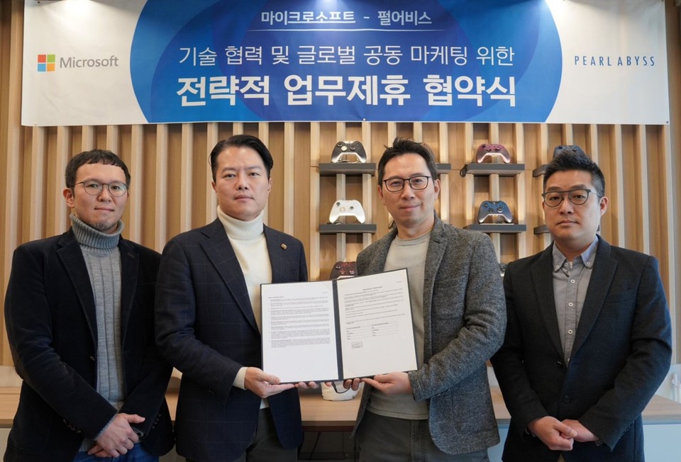 (왼쪽부터) 한국마이크로소프트의 안재훈 게이밍 총괄 팀장, 고광범 엔터프라이즈 커머셜 사업부문장과 펄어비스의 김경만 CBO, 진용운 사업개발실 실장이 '기술 협력 및 글로벌 공동 마케팅을 위한 전략적 MOU'를 체결한 후 기념 촬영을 하고 있다. 사진=펄어비스